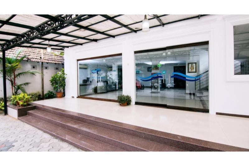 Centre Point Hotel Kochi Екстериор снимка