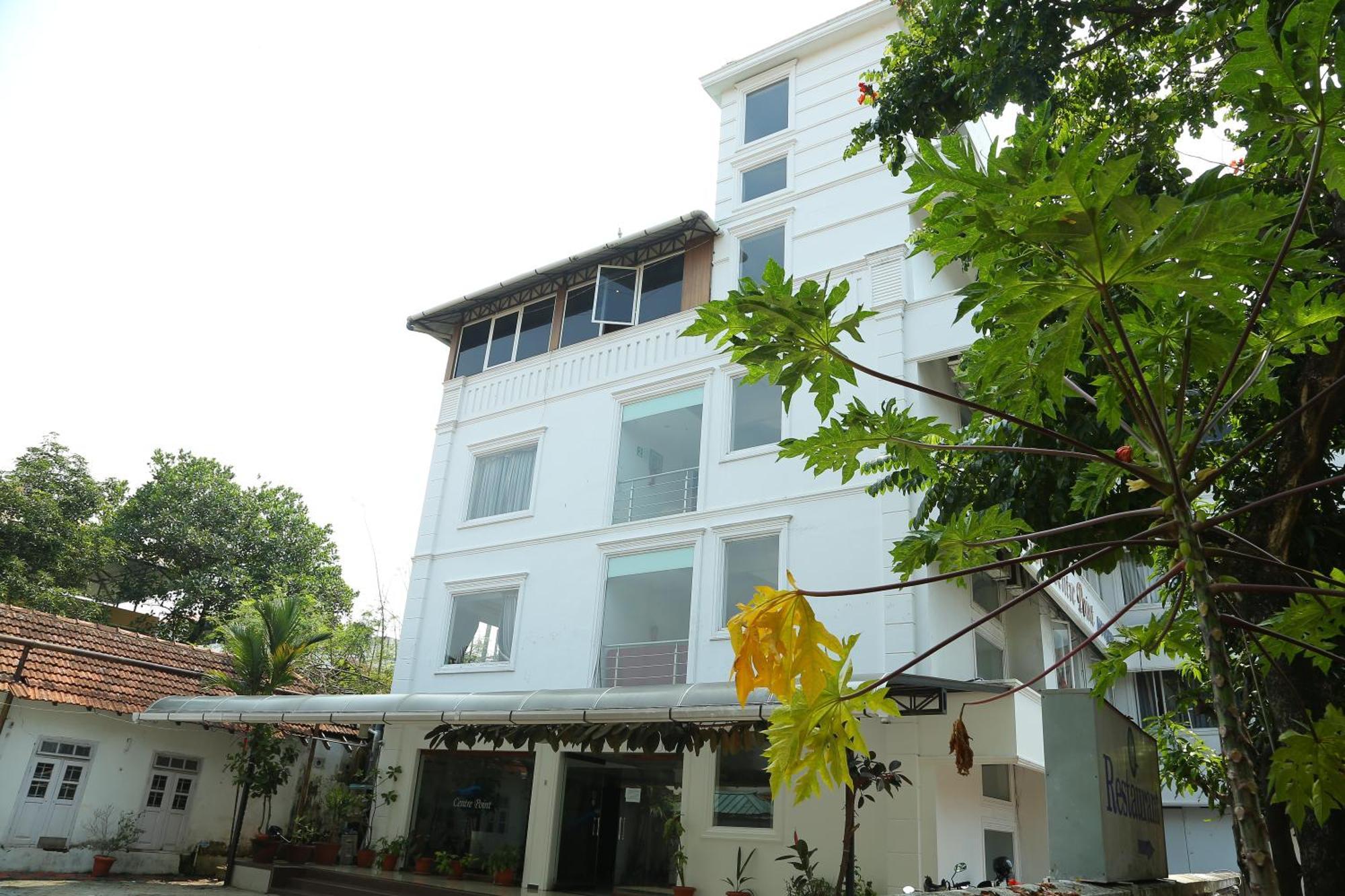 Centre Point Hotel Kochi Екстериор снимка